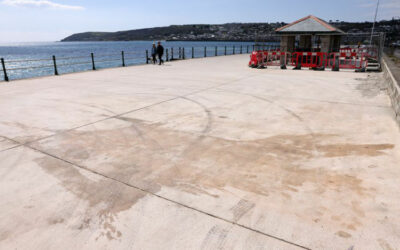 VARNARLAG Á PROMENADE Í CORNWALL, UK